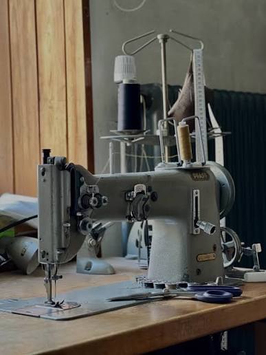 Klassische Industrienähmaschine im Atelier der Schneiderei Terzi